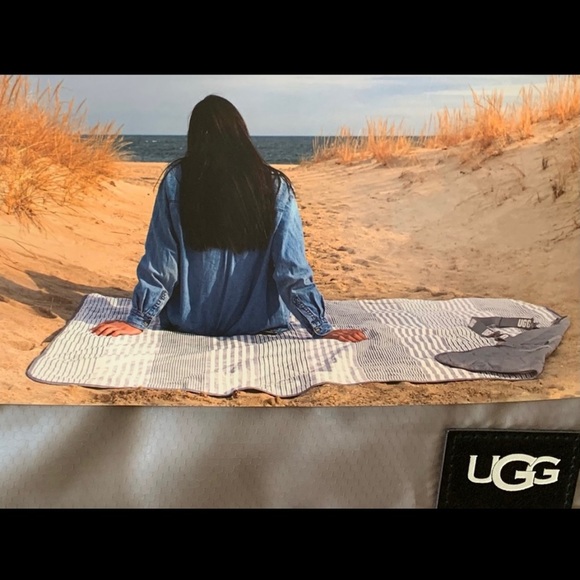 Brand New! The UGG Mischa outdoor Blanket - Picture 2 of 2